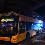 Der Doppeldecker-Bus in Berlin. So steckte er unter der Brücke fest.