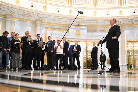 Wladimir Putin spricht mit Journalisten