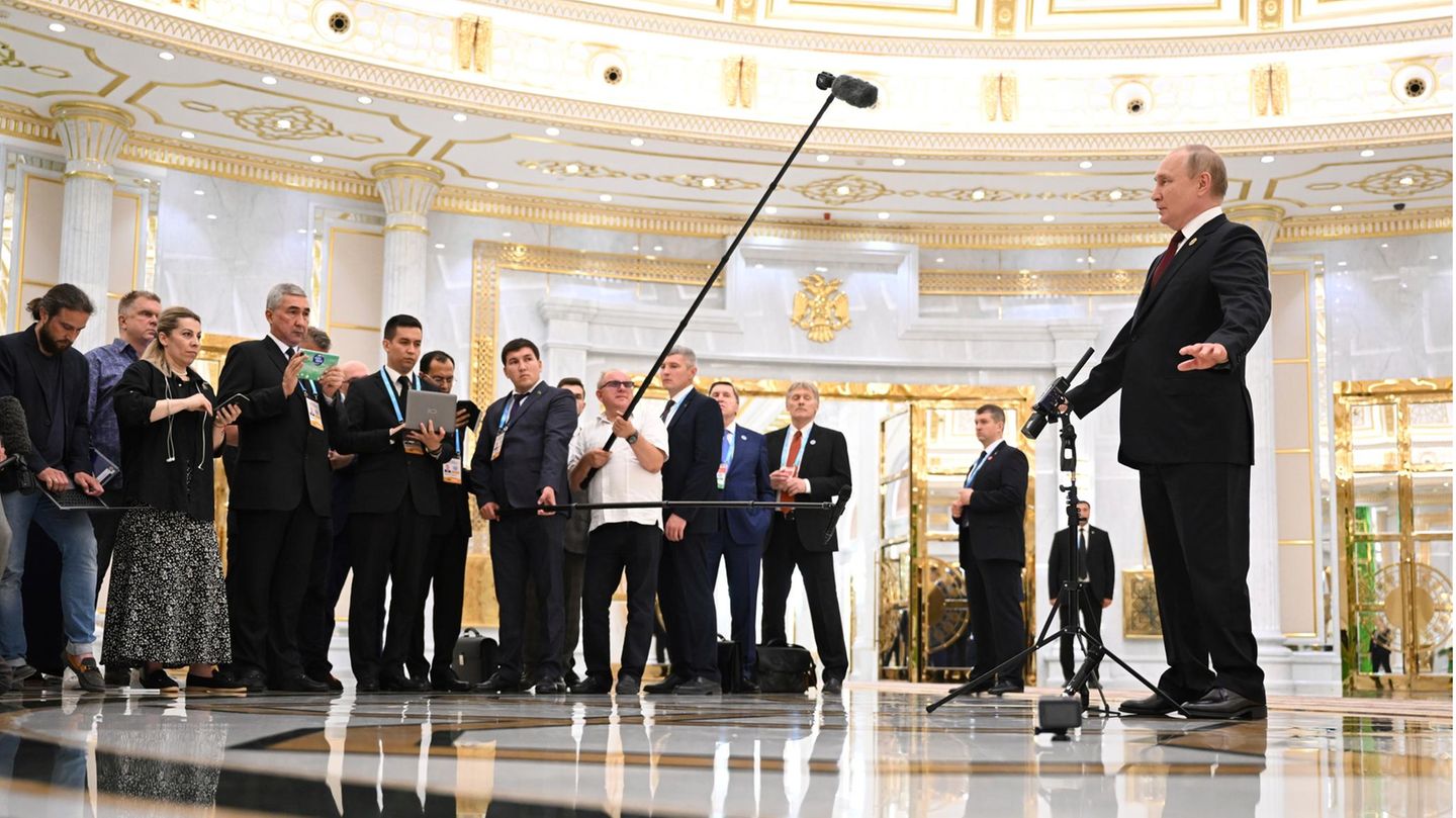 Wladimir Putin spricht mit Journalisten