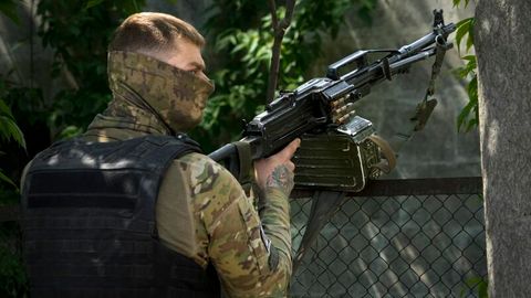 Ukraine, Cherson: Ein russischer Soldat bewacht den Verwaltungsbereich des Chersonwodokanals.