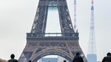 So stellt sich die KI ein Pferderennen vor dem Eiffelturm in Paris vor.  Unsere Bildbeschreibung für die KI lautete: "A horse race in front of the Eiffel tower in Paris, high quality"