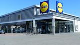 Platz 1: Dieter Schwarz, 36 Milliarden Euro  Der 83-jährige Discounterkönig aus Neckarsulm ist laut Manager Magazin der reichste Deutsche. Zum Schwarz-Imperium gehören vor allem die Lebensmittelhändler Lidl und Kaufland, aber auch eigene Produktionen und Logistik. Allein in den vergangenen Monaten startete die Konzerngruppe eine eigene Container-Reederei, übernahm ein Papierwerk und kaufte die größte Nudelfabrik der Republik.