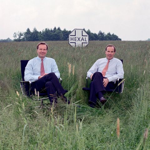 Platz 9 und 10: Andreas und Thomas Strüngmann, je 14,8 Milliarden Euro  Die eineiigen Zwillinge gründeten 1986 das Pharma-Unternehmen Hexal, das sie 2005 für einen Milliardenbetrag an den Schweizer Novartis-Konzern verkauften. Danach investierten sie in verschiedene Unternehmen, unter anderem in eine damals unbekannte Firma namens Biontech. Noch 2020 hielten die Strüngmanns die Hälfte der Biontech-Anteile, deren Wert mittlerweile explodiert ist. Dank ihrer Beteiligung an dem Impfstoffriesen zählen die Strüngmann-Brüder heute zu den reichsten Deutschen.