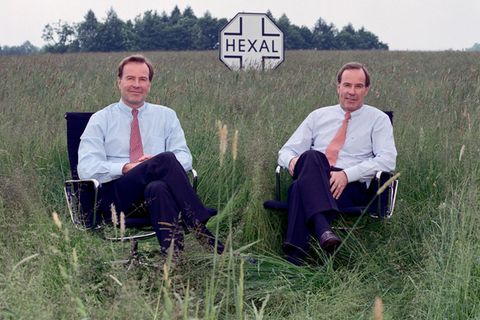 Platz 9 und 10: Andreas und Thomas Strüngmann, je 14,8 Milliarden Euro  Die eineiigen Zwillinge gründeten 1986 das Pharma-Unternehmen Hexal, das sie 2005 für einen Milliardenbetrag an den Schweizer Novartis-Konzern verkauften. Danach investierten sie in verschiedene Unternehmen, unter anderem in eine damals unbekannte Firma namens Biontech. Noch 2020 hielten die Strüngmanns die Hälfte der Biontech-Anteile, deren Wert mittlerweile explodiert ist. Dank ihrer Beteiligung an dem Impfstoffriesen zählen die Strüngmann-Brüder heute zu den reichsten Deutschen.
