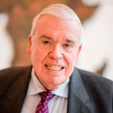 Platz 6: Klaus Michael Kühne, 24,2 Milliarden Euro  Klaus Michael Kühne erbte das Familienunternehmen Kühne+Nagel, brachte es an die Börse und baute es zum internationalen Logistikkonzern aus. Den Sitz der Firma, die er immer noch als Mehrheitsaktionär kontrolliert, verlegte er einst in die steuerfreundliche Schweiz. In seiner Heimatstadt Hamburg baute er das Luxushotel „The Fontenay“, gab ein paar Millionen zum Bau der Elbphilharmonie dazu und hält mit seinem Geld und Gebaren den Hamburger SV auf Trab. Nebenbei besitzt er milliardenschwere Anteile an der Reederei Hapag Lloyd und der Lufthansa.