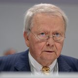 Platz 7: Familie Porsche, 22,5 Milliarden Euro  Auch die Nachkommen von Ferdinand Porsche sind keine armen Leute. Über ihre Familien-Holding mischen sie nicht nur bei der Porsche AG mit, die gerade erfolgreich an die Börse gegangen ist, sondern kontrollieren auch die Mehrheit der Stammaktien bei Volkswagen. Ferdinands Enkel Wolfgang Porsche ist Aufsichtsratsvorsitzender der Porsche AG und sitzt im Aufsichtsrat von Volkswagen und Audi.