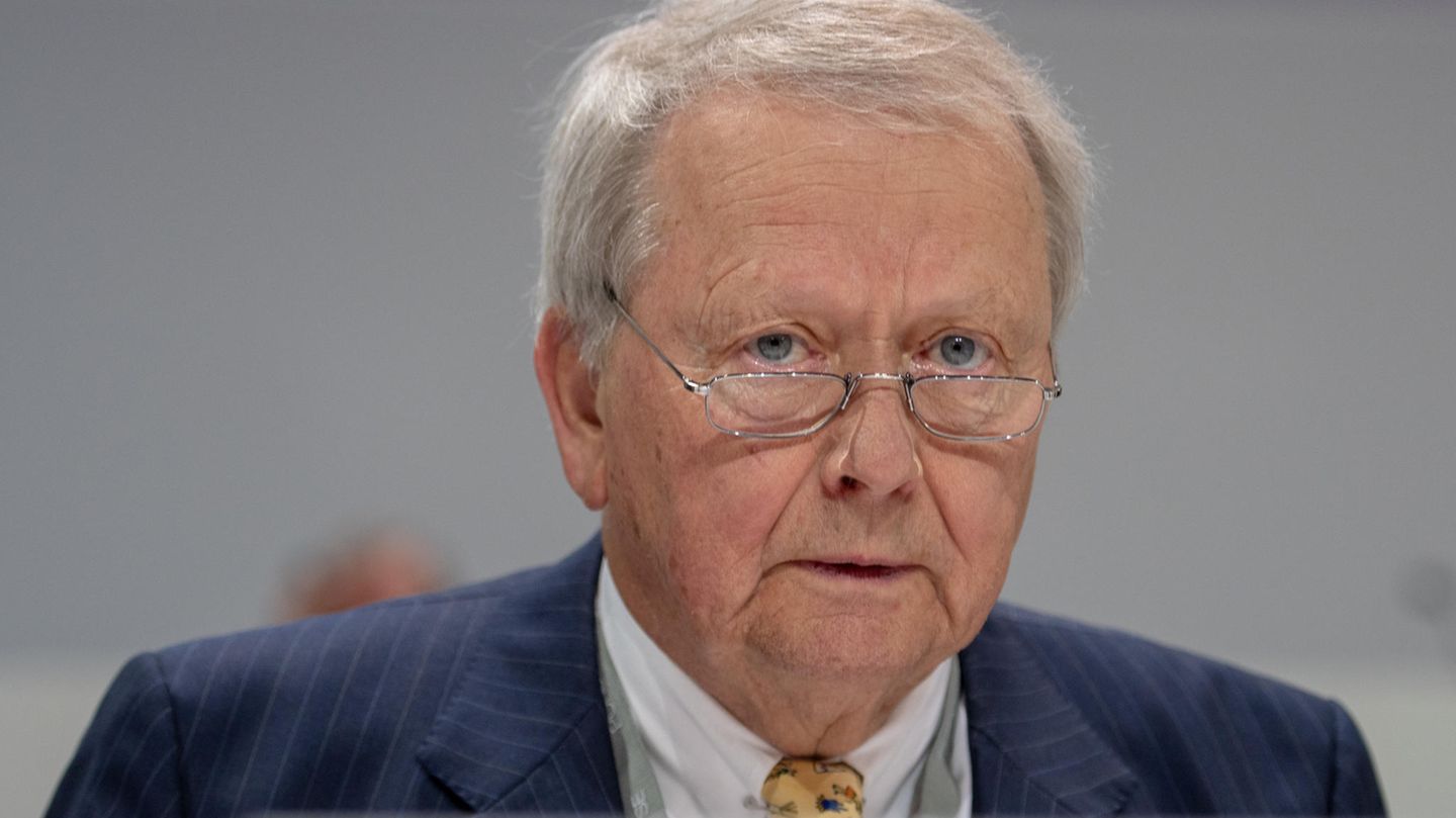 Platz 7: Familie Porsche, 22,5 Milliarden Euro  Auch die Nachkommen von Ferdinand Porsche sind keine armen Leute. Über ihre Familien-Holding mischen sie nicht nur bei der Porsche AG mit, die gerade erfolgreich an die Börse gegangen ist, sondern kontrollieren auch die Mehrheit der Stammaktien bei Volkswagen. Ferdinands Enkel Wolfgang Porsche ist Aufsichtsratsvorsitzender der Porsche AG und sitzt im Aufsichtsrat von Volkswagen und Audi.