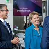 Platz 3: Susanne Klatten und Stefan Quandt, 33,3 Milliarden Euro  Susanne Klatten ist die reichste Frau Deutschlands und hat ihr Vermögen wie Bruder Stefan Quandt in Form von BMW-Anteilen ererbt. Die machen ihnen nach wie vor Freude, daneben wird auch fleißig in weitere Industrie-Unternehmen investiert, teilweise sogar in erneuerbare Energien. Den Spitzenplatz im Reichsten-Ranking mussten die BMW-Erben aber räumen und landen auf Rang 3.