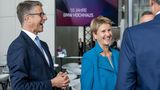 Platz 3: Susanne Klatten und Stefan Quandt, 33,3 Milliarden Euro  Susanne Klatten ist die reichste Frau Deutschlands und hat ihr Vermögen wie Bruder Stefan Quandt in Form von BMW-Anteilen ererbt. Die machen ihnen nach wie vor Freude, daneben wird auch fleißig in weitere Industrie-Unternehmen investiert, teilweise sogar in erneuerbare Energien. Den Spitzenplatz im Reichsten-Ranking mussten die BMW-Erben aber räumen und landen auf Rang 3.