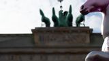 Ein Einhorn vor dem Brandenburger Tor? Eine einfache Aufgabe für die KI.  Unsere Bildbeschreibung: "A photo of a unicorn standing in front of the Brandenburg Gate in Berlin, high quality"
