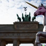 Ein Einhorn vor dem Brandenburger Tor? Eine einfache Aufgabe für die KI.  Unsere Bildbeschreibung: "A photo of a unicorn standing in front of the Brandenburg Gate in Berlin, high quality"