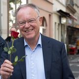 Stephan Weil mit roter Rose