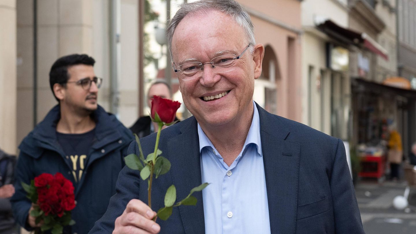 Stephan Weil mit roter Rose