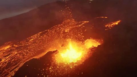 Gefährlicher Drohnenflug: Abenteuertourist filmt Vulkanausbruch in Island
