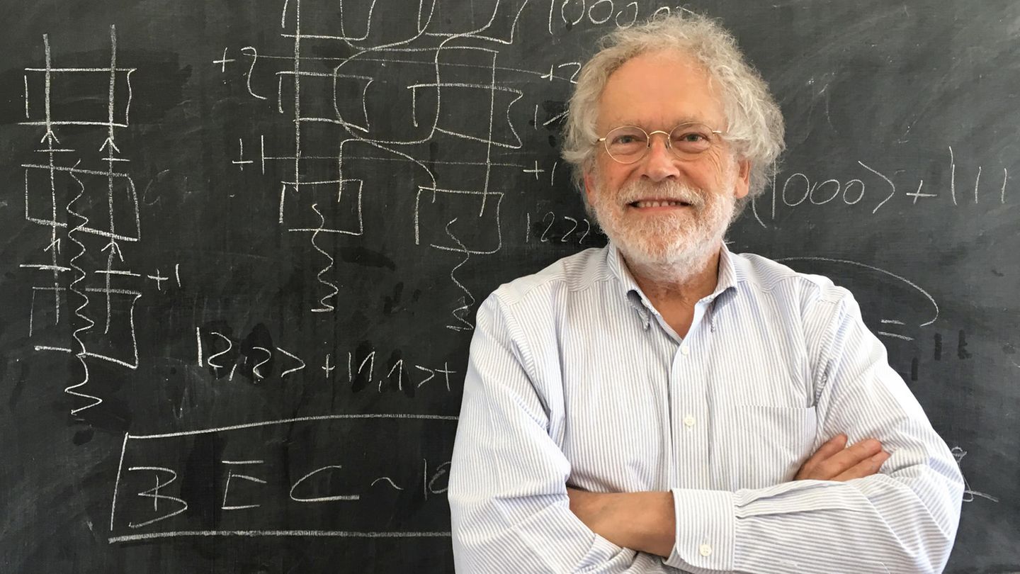 Nobelpreis: NOBELPREIS FÜR PHYSIK: Anton Zeilinger (Österreich). Der Wissenschaftler der Uni Wien wird für seine Arbeiten zur Quanten-Teleportation ausgezeichnet, mit der laut Nobel-Komitee ein Quanten-Zustand von einem Teilchen zu einem entfernten Teilchen übertragen werden kann. Mit der aus den "Star Trek"-Filmen bekannten Teleportation habe das aber nicht zu tun, erläutert Zeilinger. Er erhält den Preis zu einem Drittel. NOBELPREIS FÜR PHYSIK: Anton Zeilinger (Österreich). Der Wissenschaftler der Uni Wien wird für seine Arbeiten zur Quanten-Teleportation ausgezeichnet, mit der laut Nobel-Komitee ein Quanten-Zustand von einem Teilchen zu einem entfernten Teilchen übertragen werden kann. Mit der aus den "Star Trek"-Filmen bekannten Teleportation habe das aber nicht zu tun, erläutert Zeilinger. Er erhält den Preis zu einem Drittel.