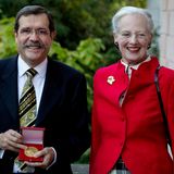 NOBELPREIS FÜR PHYSIK: Alain Aspect (Frankreich) erhält den Preis für seine bahnbrechenden Forschungen auf dem Gebiet der Quantenmechanik, so die Schwedische Akademie der Wissenschaften. Seine wissenschaftliche Arbeit habe den Weg freigemacht für die Entwicklung von Quantencomputern und -Netzwerken sowie sichere verschlüsselte Kommunikation. Aspect ist hier zu sehen mit Königin Margarethe von Dänemark nach der Verleihung der Niels-Bohr-Medaille im Jahr 2013.