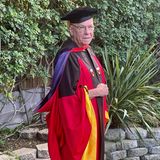 NOBELPREIS FÜR CHEMIE: Barry Sharpless (USA). Der 81-Jährige erhält nach 1981 zum zweiten Mal den Preis. Er ist damit einer von nur fünf herausragenden Wissenschaftlern, die zweimal mit der bedeutendsten Auszeichnung der Welt geehrt wurden. In diesem Jahr er den Preis wie seine Kollegen zu einem Drittel für die Entwicklung der bioorthogonalen Chemie und der Click-Chemie, so die Schwedische Akademie der Wissenschaften. Die Click-Chemie sei "eine elegante und effiziente chemische Reaktion", die heute weit verbreitet sei, lobte das Nobel-Komitee. Unter anderem werde sie bei der Entwicklung von Medikamenten, der Erstellung von Erbgut-Karten und der Entwicklung neuer Materialien genutzt.