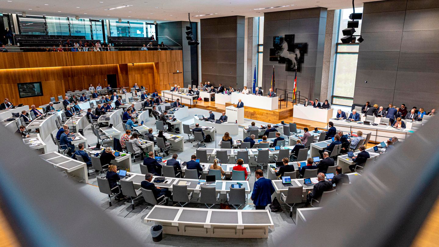 Blick von der Empore in den Sitzungssaal des niedersächsischen Landtags