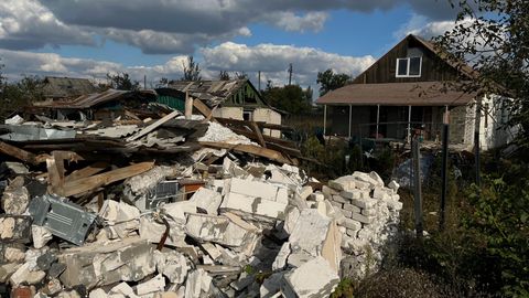 Lyman, Ukraine. Ein zerstörtes Haus ist in der kürzlich zurückeroberten Stadt zu sehen.