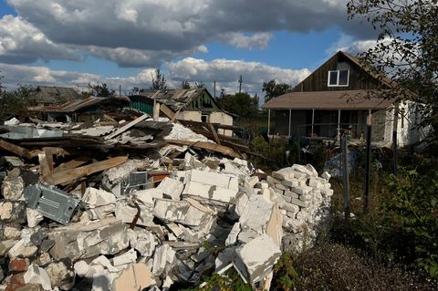 Lyman, Ukraine. Ein zerstörtes Haus ist in der kürzlich zurückeroberten Stadt zu sehen.