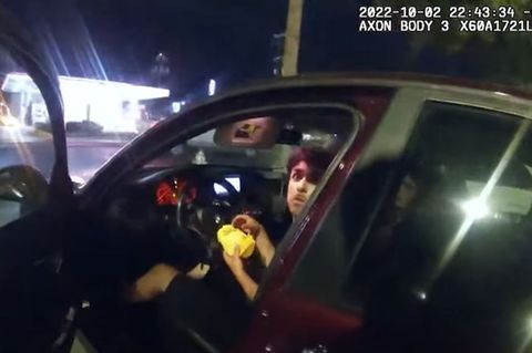 Bodycam-Aufnahme aus den USA: Ein Teenager sitzt in einem Auto und isst Burger.
