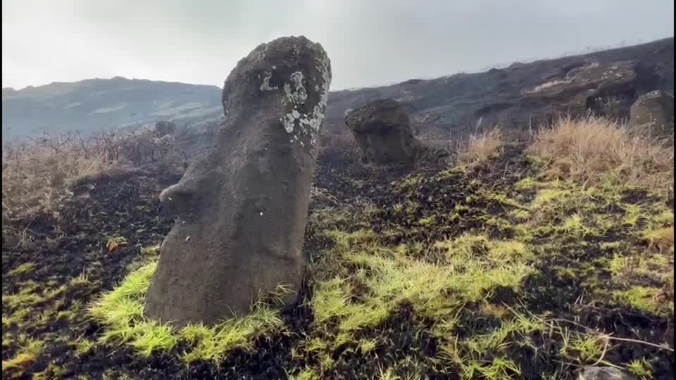 Video: Osterinsel: Heilige Statuen werden Raub der Flammen