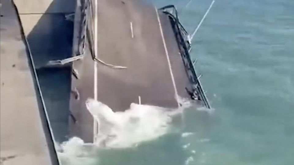 Eine Fahrbahn der Krim-Brücke ist ins Meer eingestürzt 