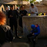 Teeanger gucken auf ihre Handys