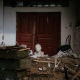 Lenin-Büste in den Trümmern