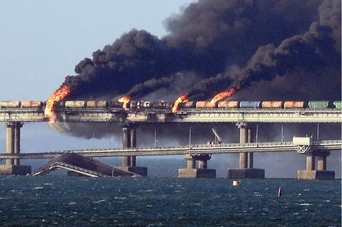 Rauchwolken steigen von einem Feuer auf Kerch-Brücke auf