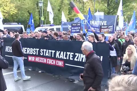 Video: AfD-Demo zieht durch Berlin, Gegner beziehen Stellung