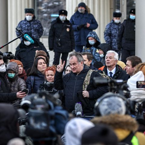 Russland: Alexander Tscherkassow spricht mit Journalisten vor dem Moskauer Stadtgericht