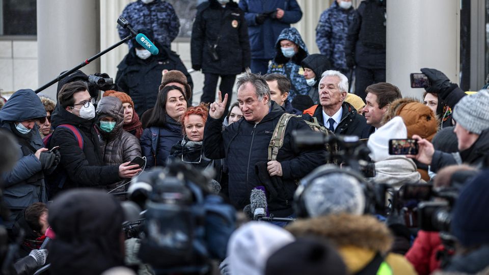 Russland: Alexander Tscherkassow spricht mit Journalisten vor dem Moskauer Stadtgericht