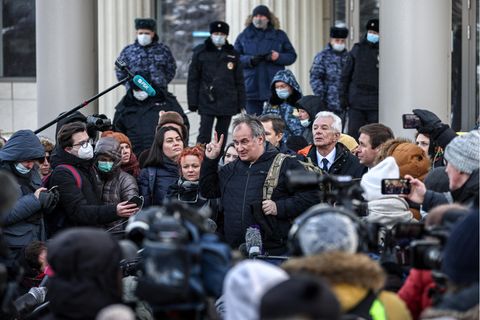 Russland: Alexander Tscherkassow spricht mit Journalisten vor dem Moskauer Stadtgericht