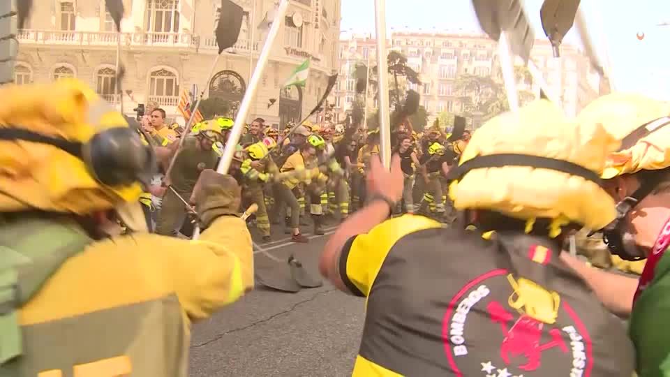 Video: Spanien: Saison-Feuerwehrleute wollen mehr Rechte Video: Spanien: Saison-Feuerwehrleute wollen mehr Rechte