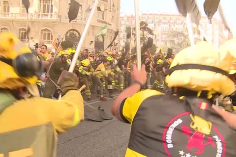 Video: Spanien: Saison-Feuerwehrleute wollen mehr Rechte