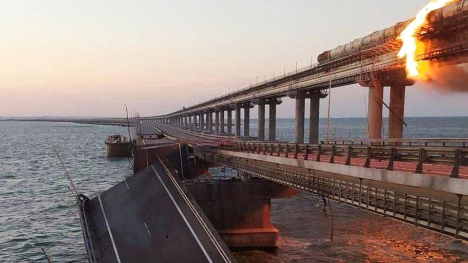 Die Krim-Brücke nach der Explosion am frühen Samstagmorgen 