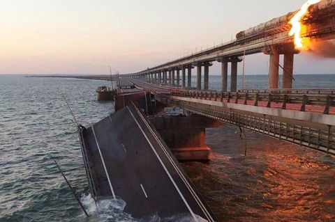 Die Krim-Brücke nach der Explosion am frühen Samstagmorgen 