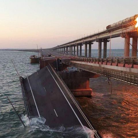 Die Krim-Brücke nach der Explosion am frühen Samstagmorgen 