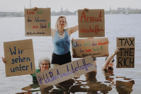 Susanne Hansen protestiert mit Mitstreiterinnen
