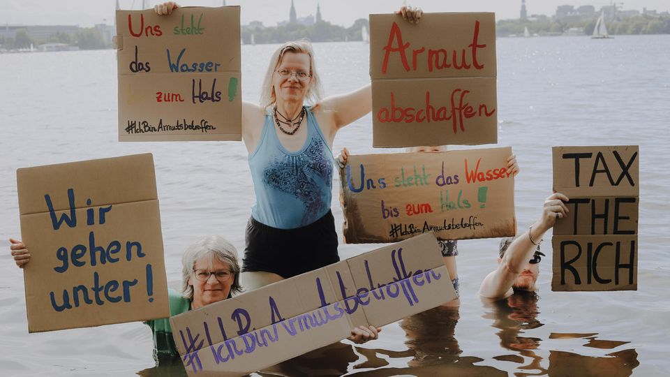 Susanne Hansen protestiert mit Mitstreiterinnen
