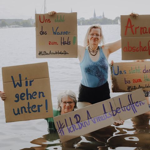 Susanne Hansen protestiert mit Mitstreiterinnen