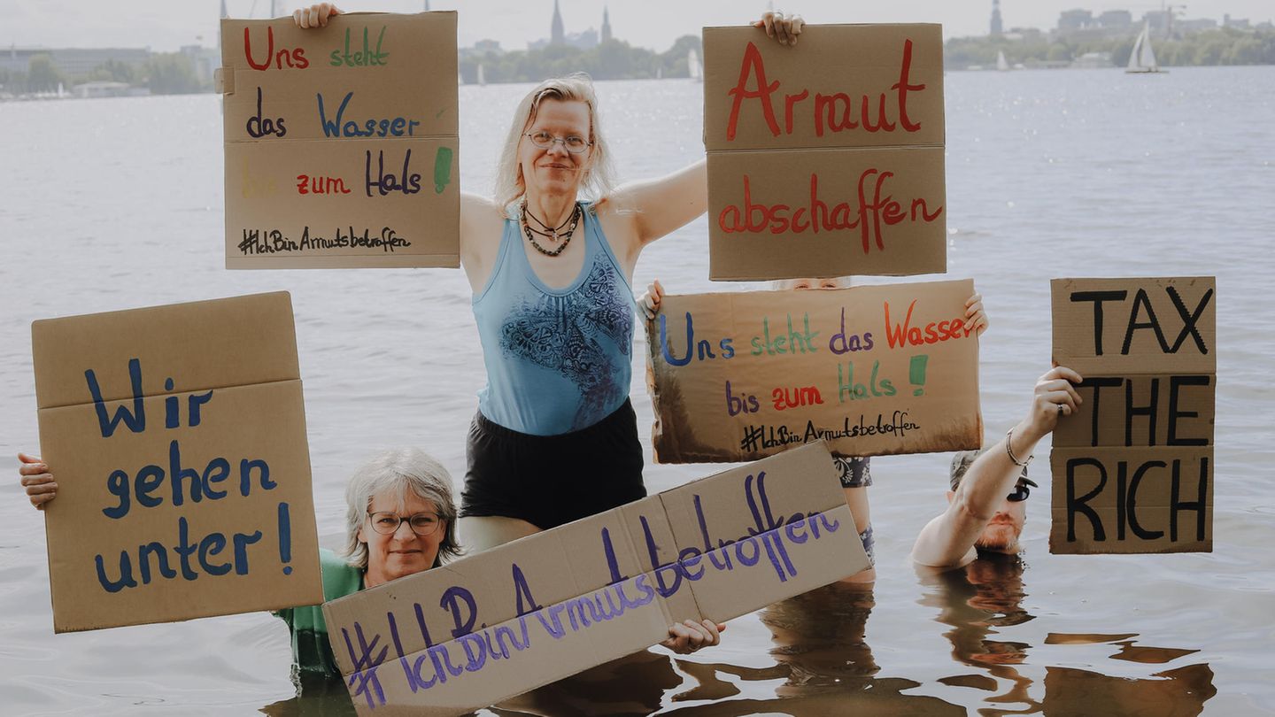 Susanne Hansen Susanne Hansen protestiert mit Mitstreiterinnen