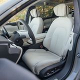 Die Sitze sind bequem, bieten aber wenig Seitenhalt