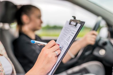 Fahrprüfungen sind für viele Kandidat:innen purer Stress