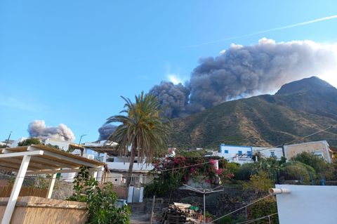 Rauchwolke über dem Vulkan Stromboli