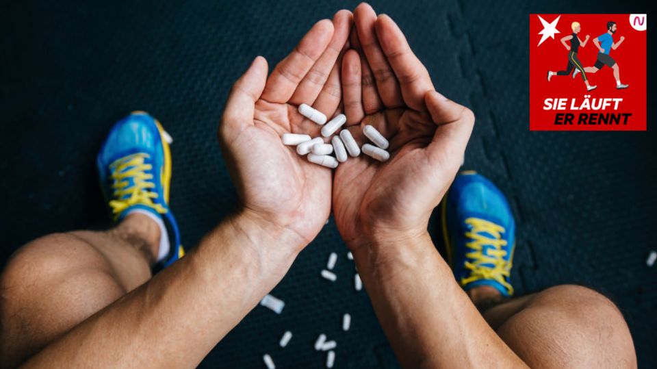 Ein Sportler hält weiße Tabletten in den Händen