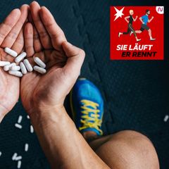 Ein Sportler hält weiße Tabletten in den Händen