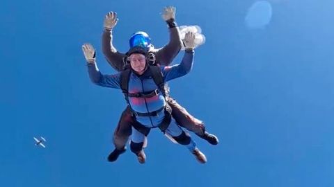 Senior als Adrenalinjunkie: 90-Jähriger legt Fallschirmsprung hin