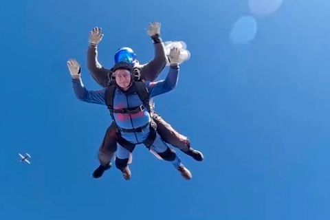 Senior als Adrenalinjunkie: 90-Jähriger legt Fallschirmsprung hin